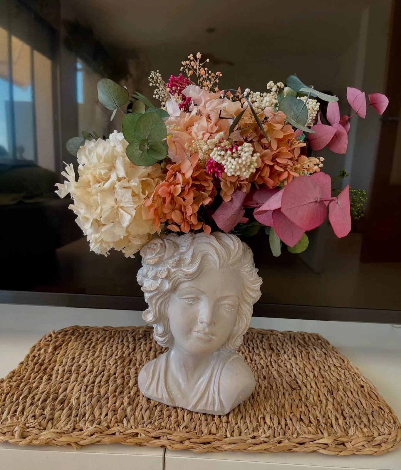 Jarrón escultura Cabeza Helénica con flor preservada