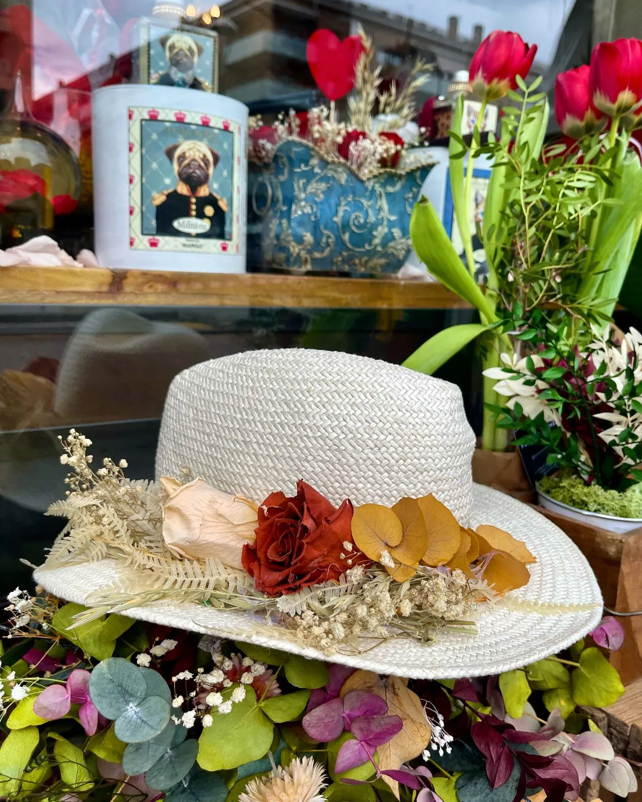 Sombrero decorado con flor preservada