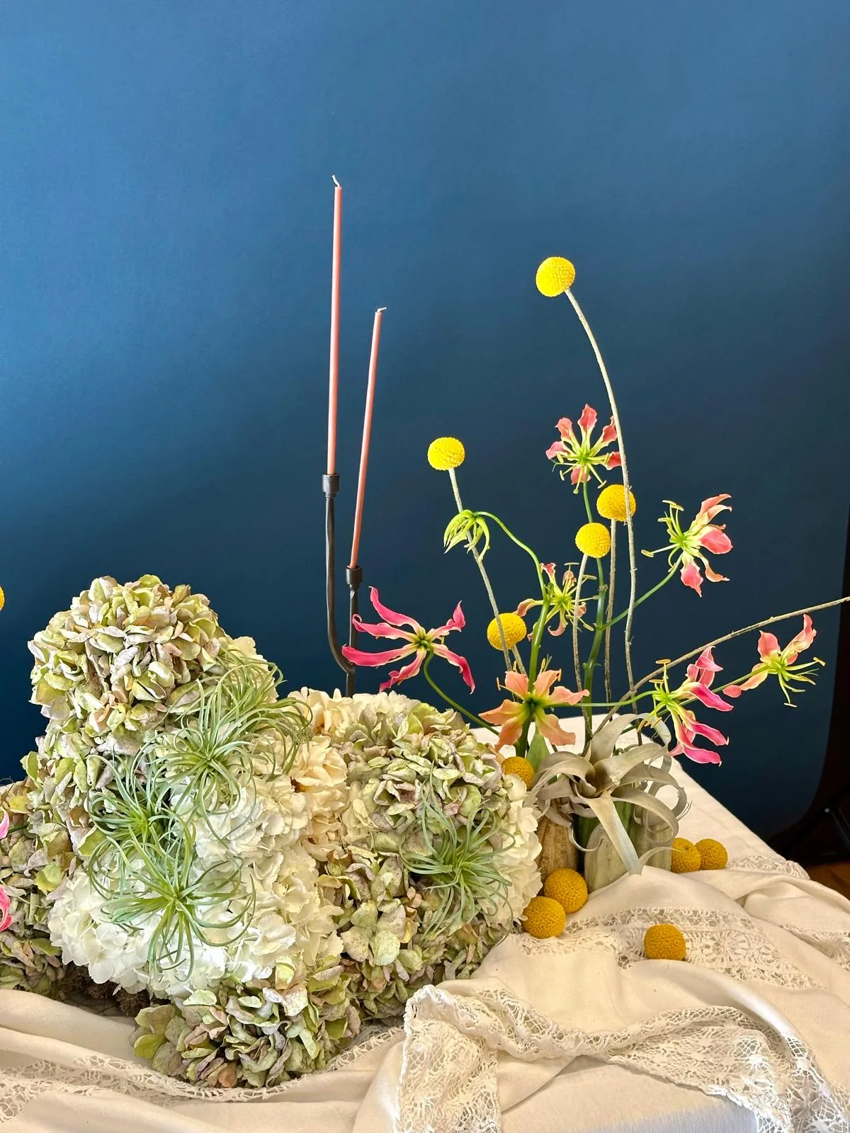 Composición floral de mesa en formación