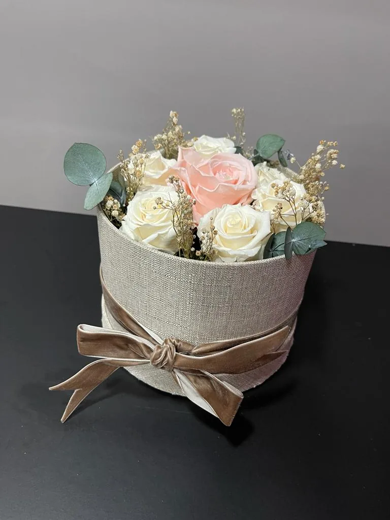 Cajita bombonera con rosas preservadas