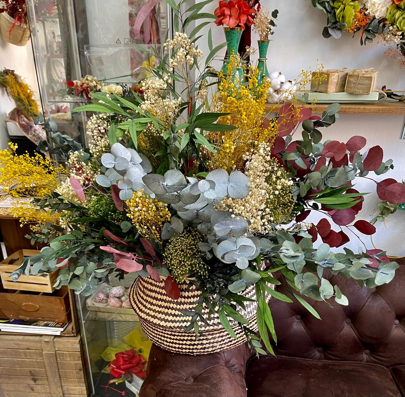 Capazo con flor y hoja preservada