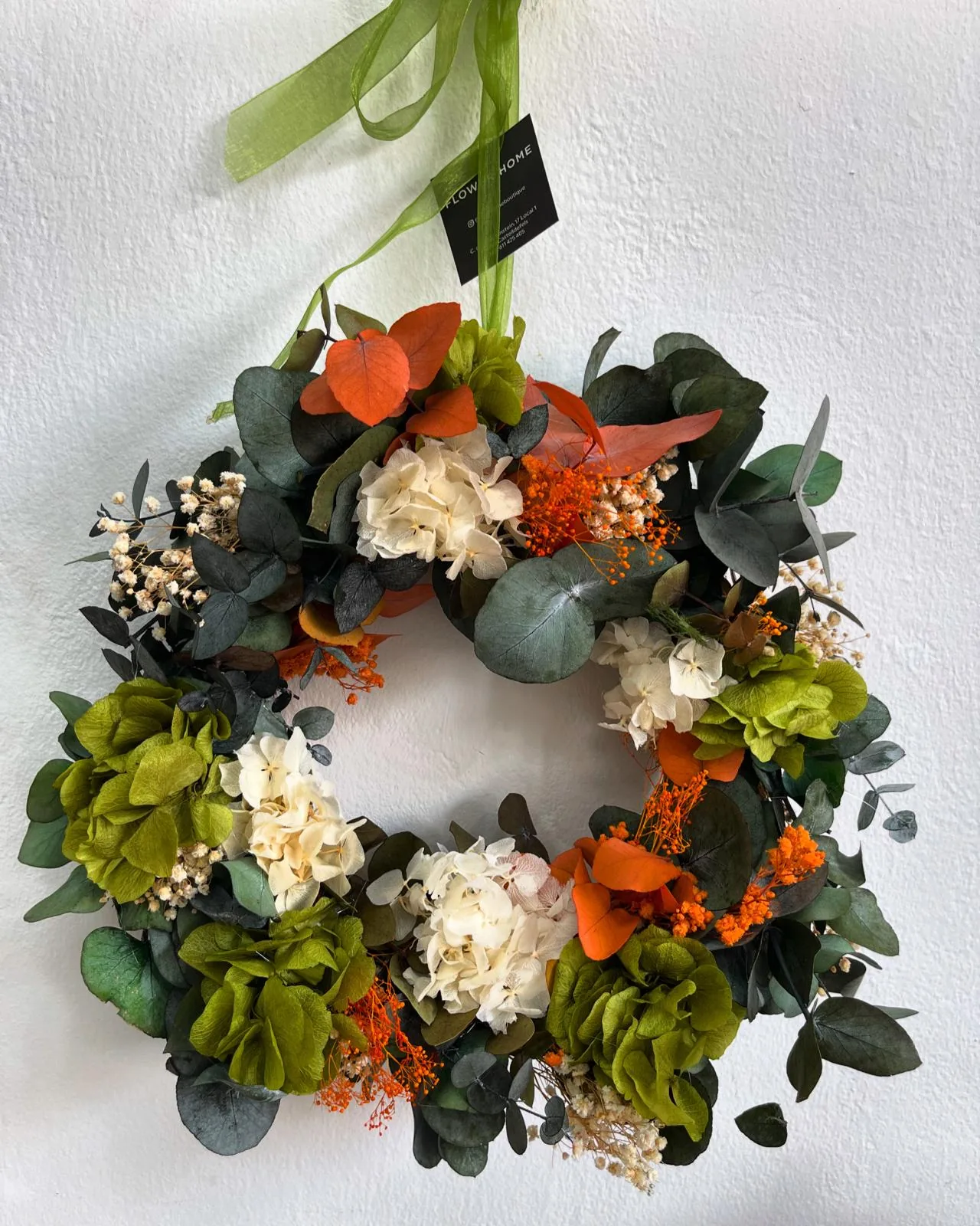 Corona preservada talla L con hortensia y hojas de temporada