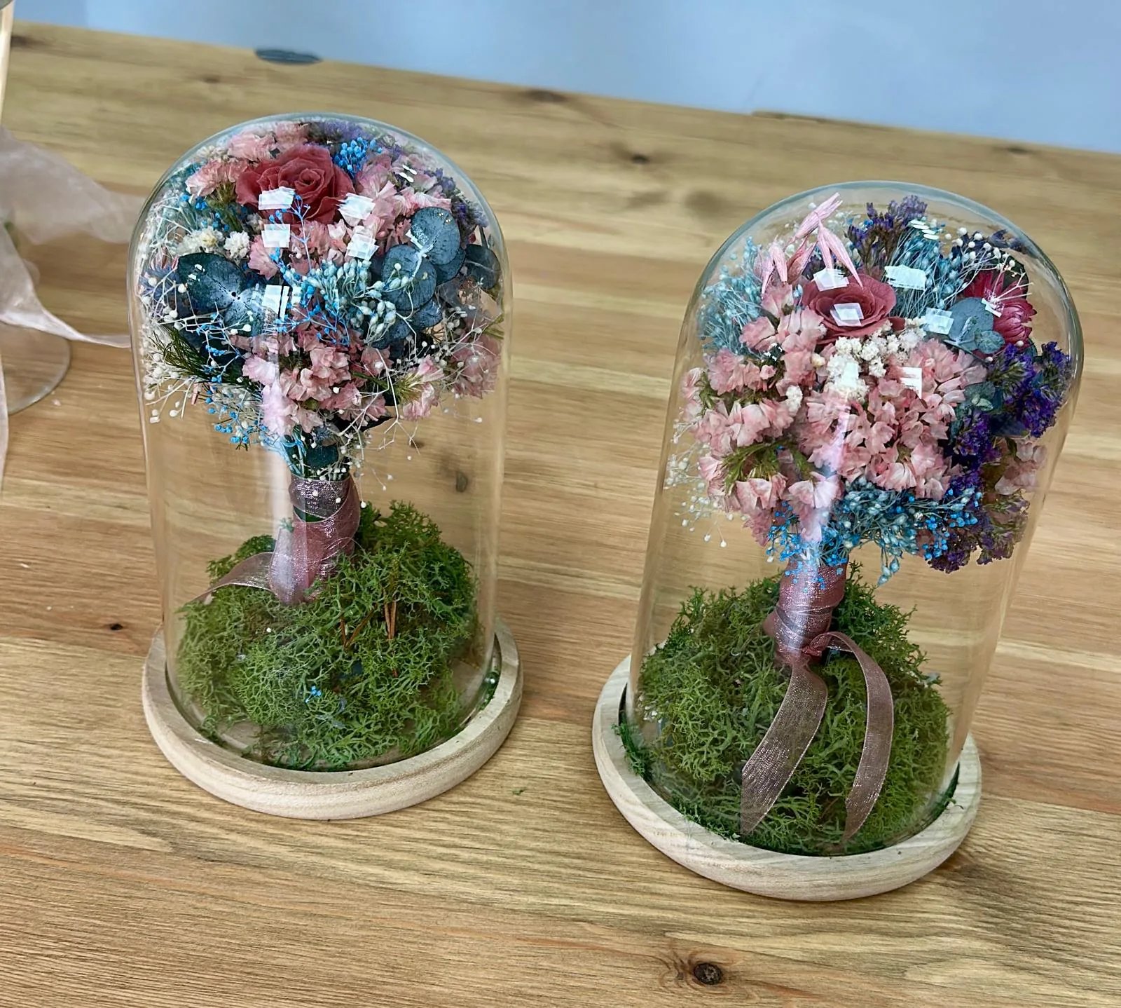 Cúpula de cristal con rosa preservada y musgo