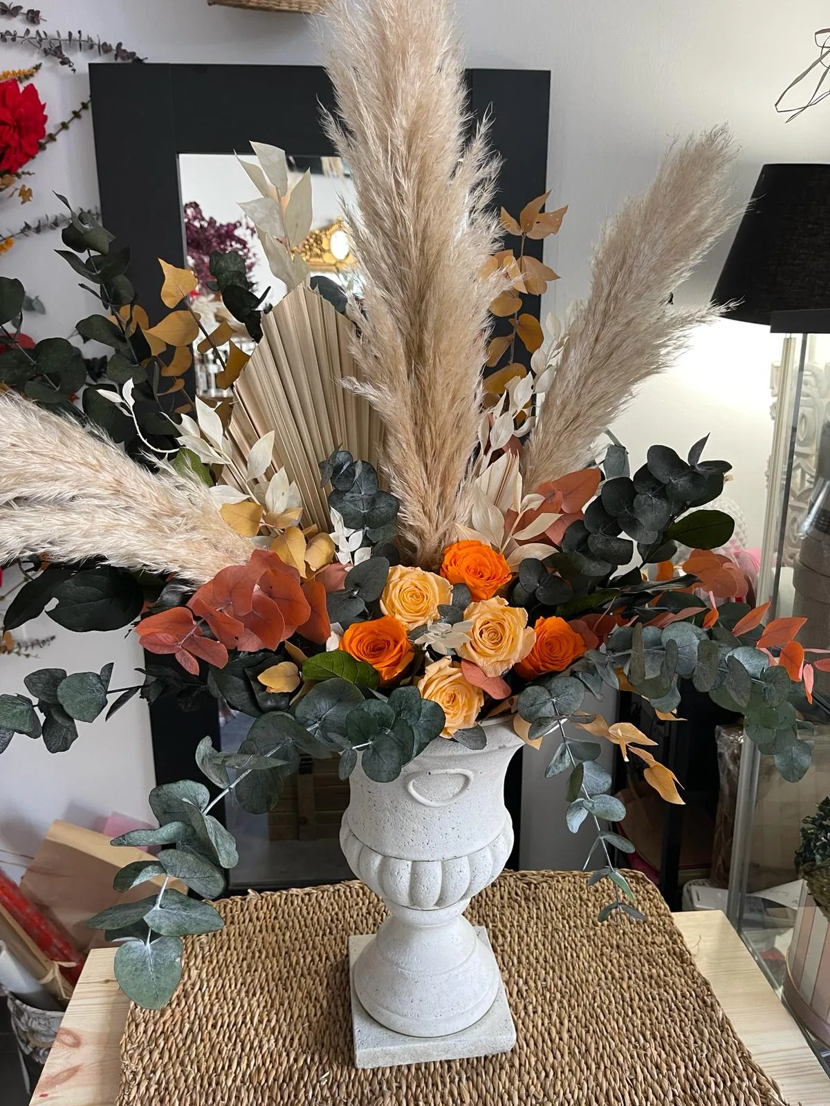 Jarrón con flor preservada, pampas y ramas secas