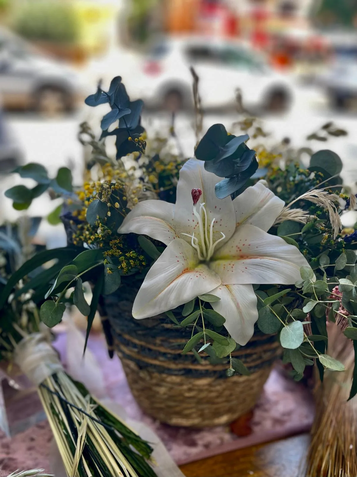 Capazo pequeño decorativo con flor