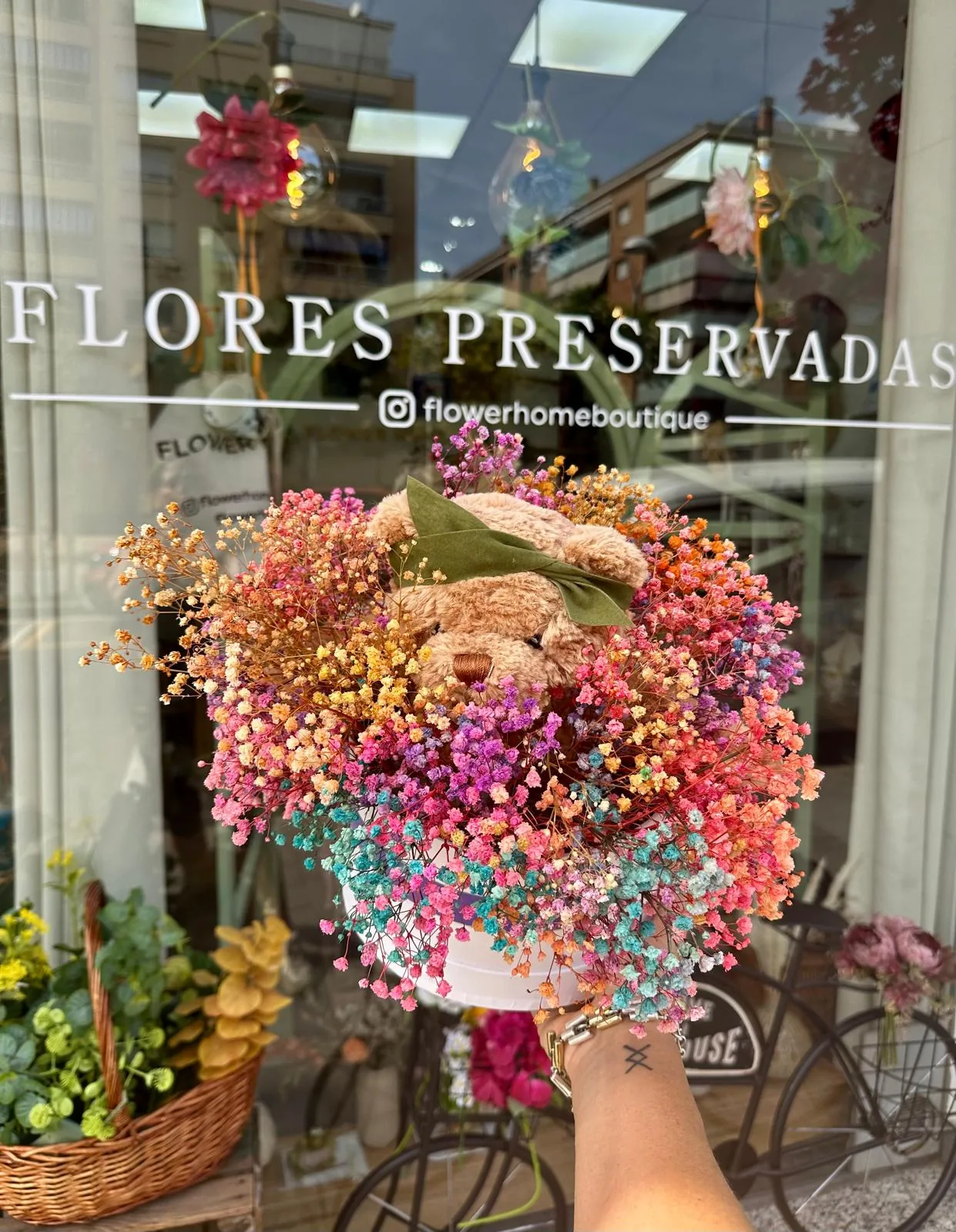 Caja con flor preservada de paniculata y osito de peluche