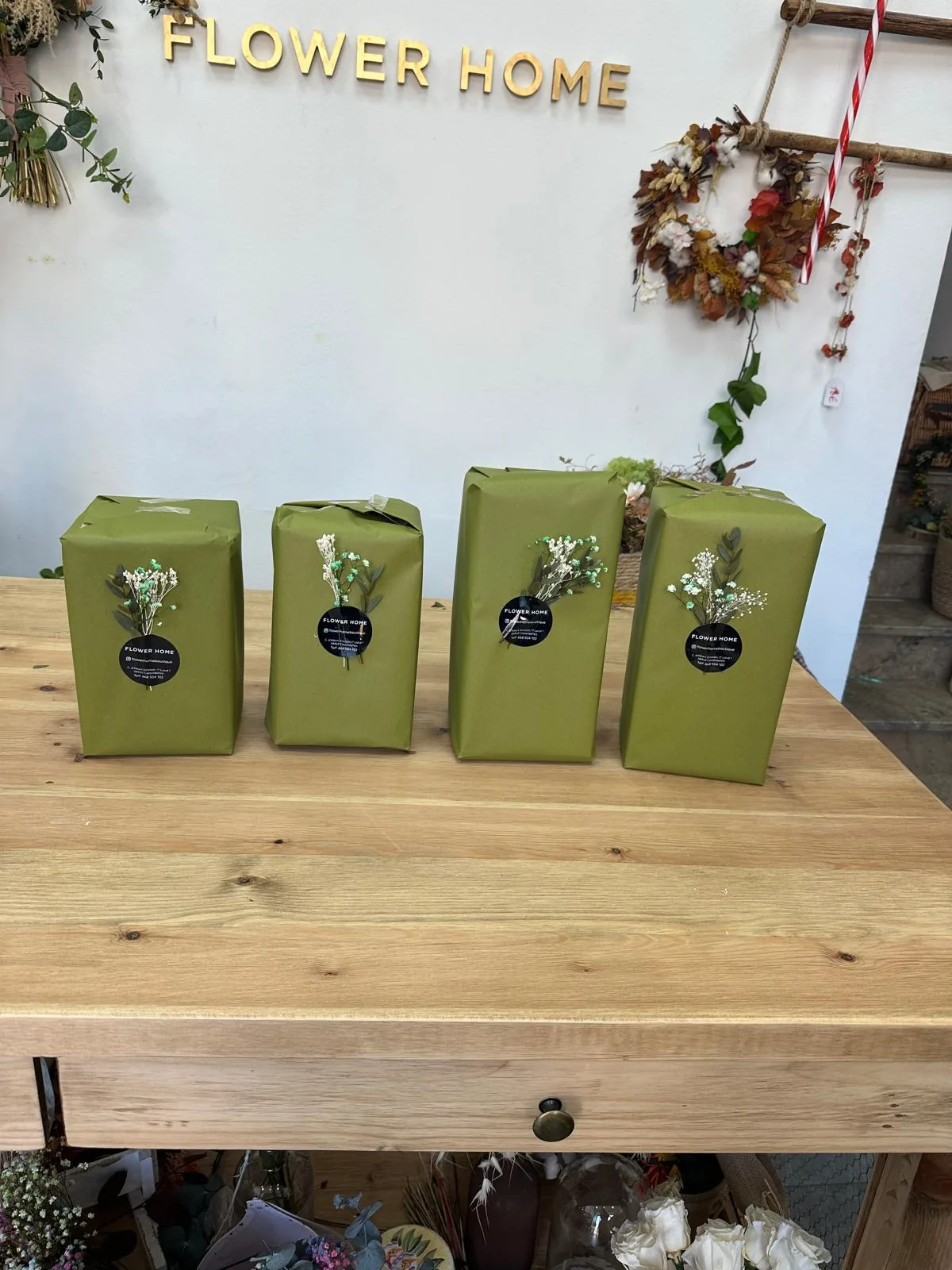 Ramo envuelto en papel kraft para regalo