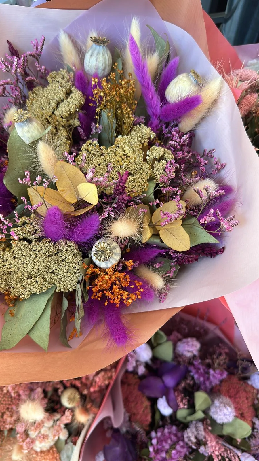 Ramo de flor seca en tonos dorado y morado