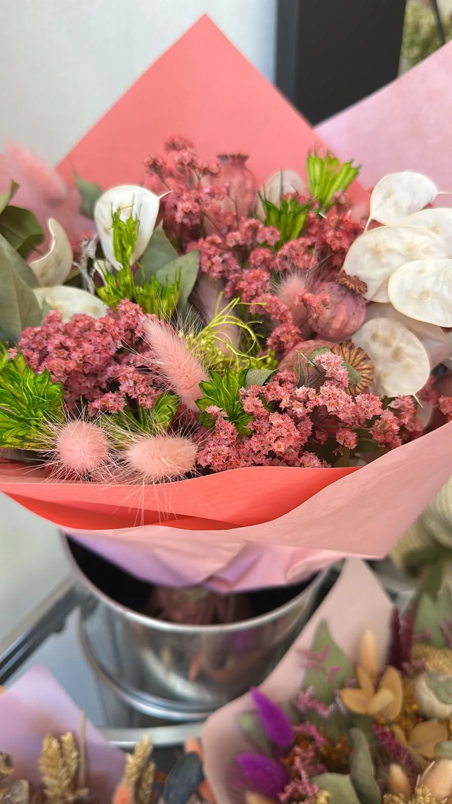 Ramo de flor seca en tonos rosa palo y blanco